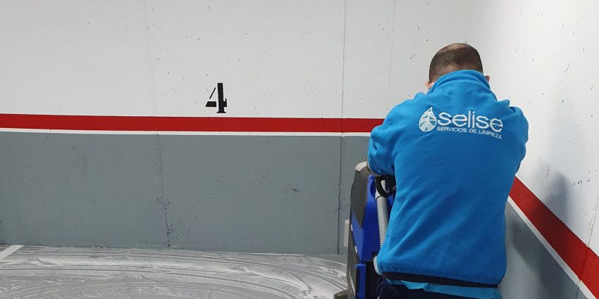 limpieza de un parking público