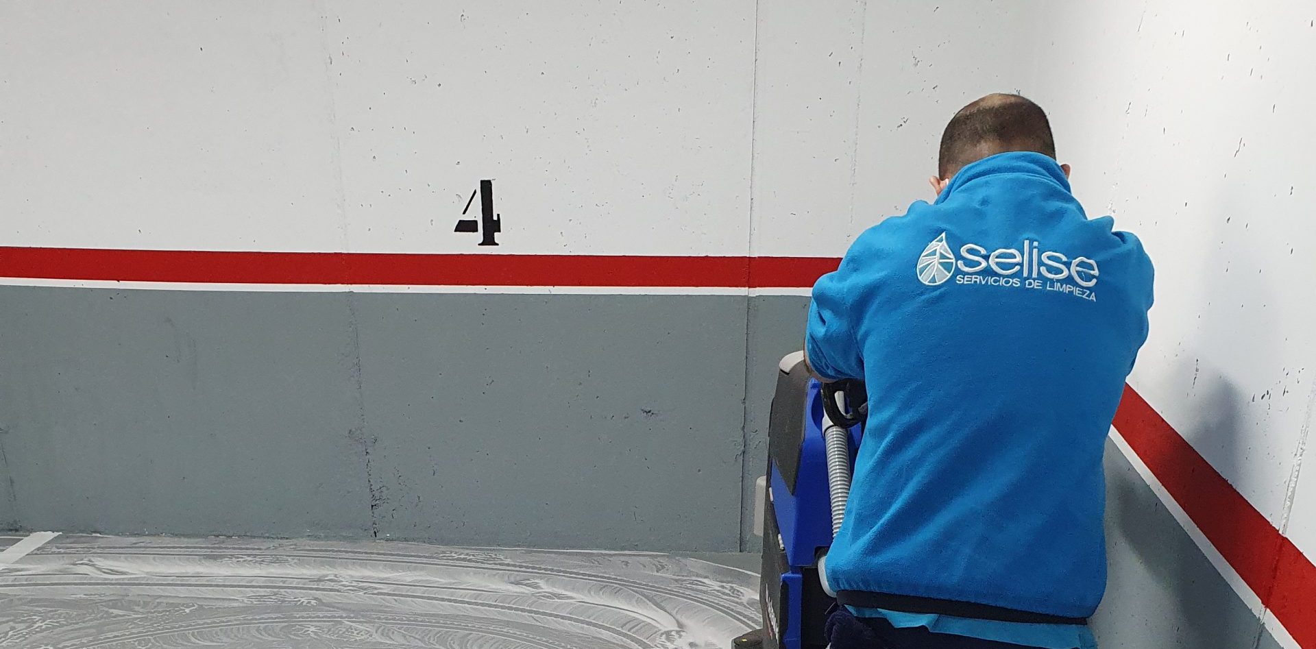 limpieza de un parking público