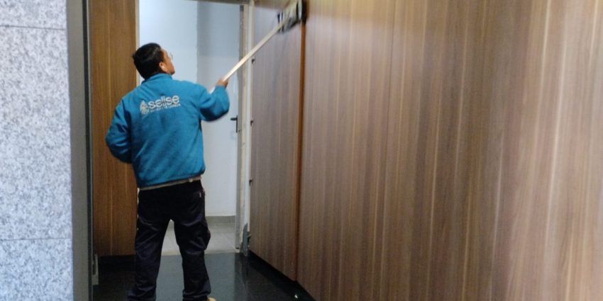 Tu empresa de limpieza cumple o solo «pasa la mopa»? 5 señales de alerta