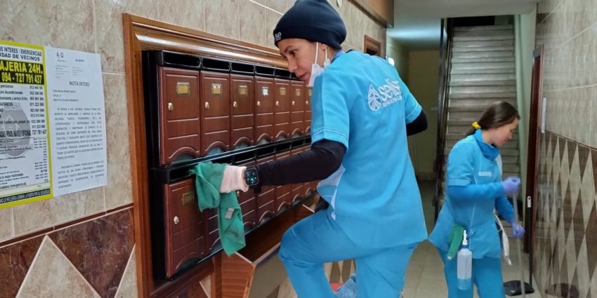 Por qué la formación y la supervisión marcan la diferencia en la limpieza de comunidades