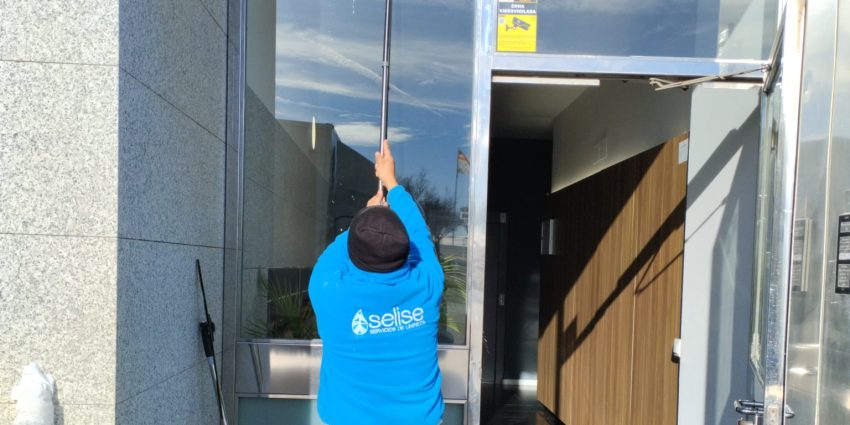 Por qué limpiar “de vez en cuando” no funciona en una comunidad de vecinos (y cómo trabajamos en Limpiezas Selise)