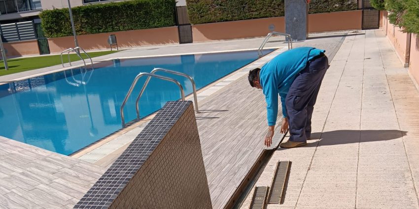 La limpieza de una piscina no termina en el agua: el detalle que marca la diferencia está alrededor