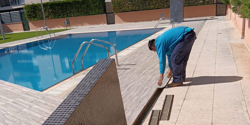 La limpieza de una piscina no termina en el agua: todo lo que también hay que mantener